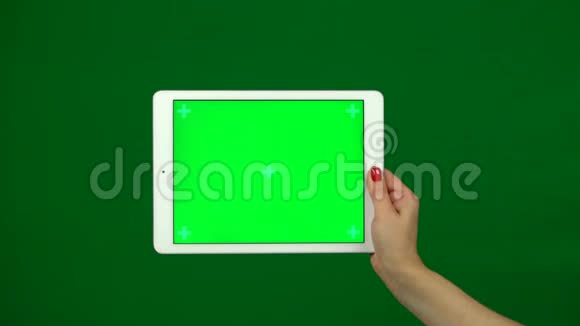 手中拿着绿色屏幕的笔记本电脑视频的预览图