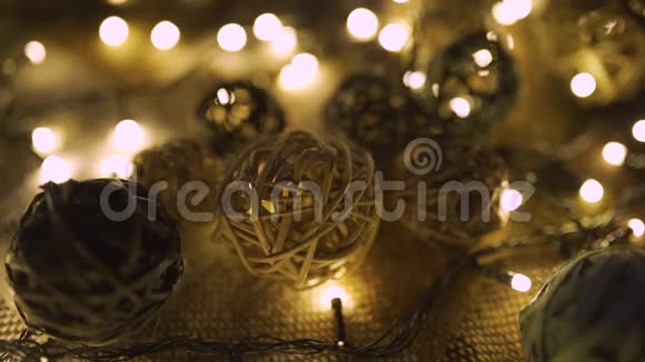 特写圣诞花环和手工球在一个有金色灯光的游戏圣诞节的概念家居装饰视频的预览图