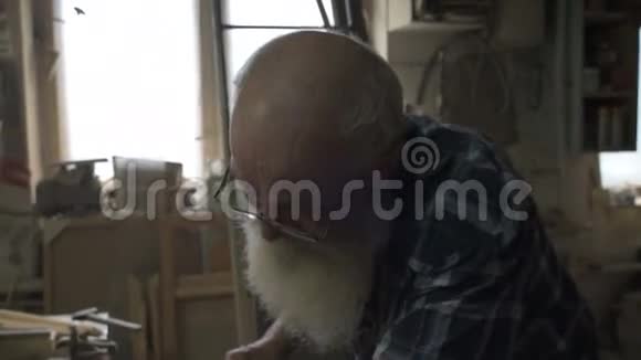 这位老人是男木匠视频的预览图