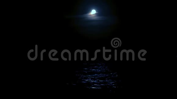 夜晚的海景海浪和月光海上的满月视频的预览图