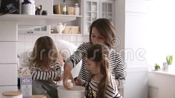 美丽的一家人在厨房一起做饭视频的预览图