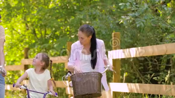 夏日公园骑自行车的快乐家庭视频的预览图