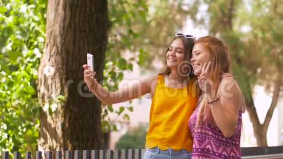 夏天少女们用智能手机自拍视频的预览图