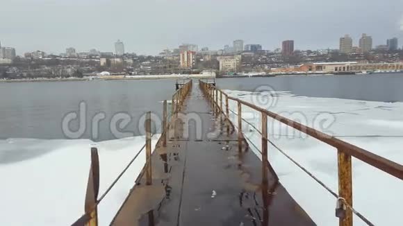 冬季在河边冰冻的老码头视频的预览图
