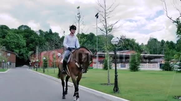 公园里骑着马的家伙视频的预览图