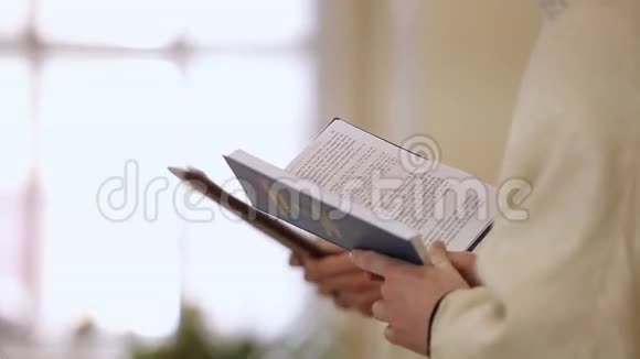教堂的牧师带着圣经视频的预览图