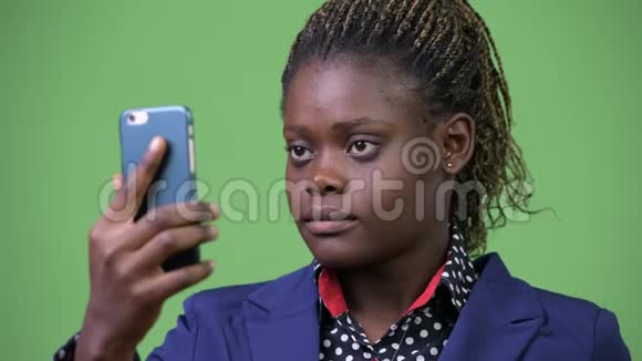 年轻快乐的非洲女商人用电话视频的预览图