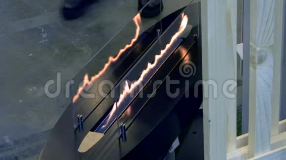 生物壁炉燃烧在乙醇气体上视频的预览图