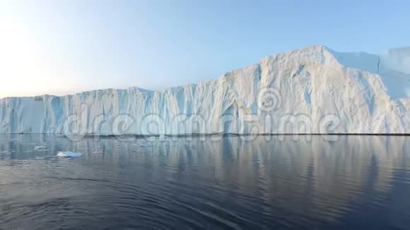 格陵兰北冰洋的冰山视频的预览图