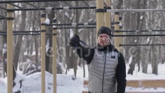 在冬季运动场上提供健身器材的男子健美训练视频的预览图
