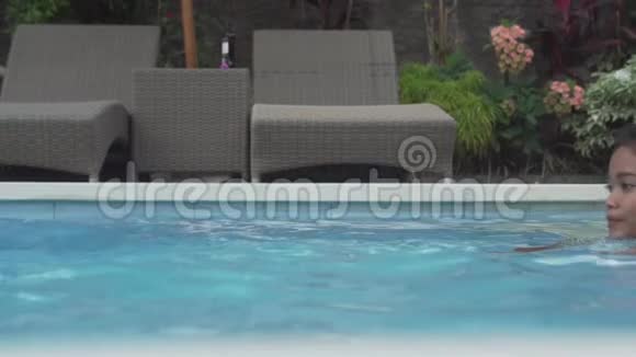 室外游泳池的美女视频的预览图