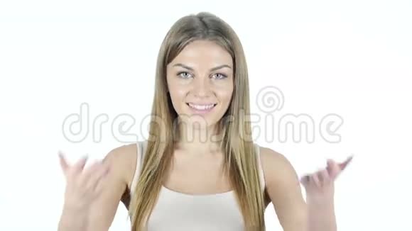 女子邀请手势白色背景视频的预览图