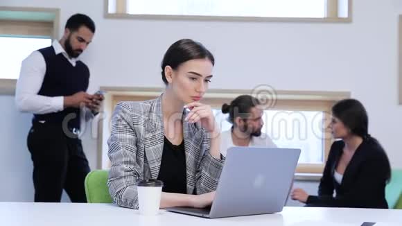 在办公室从事计算机工作的女商人商界人士视频的预览图