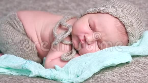 柔软毯子上可爱的熟睡新生儿视频的预览图