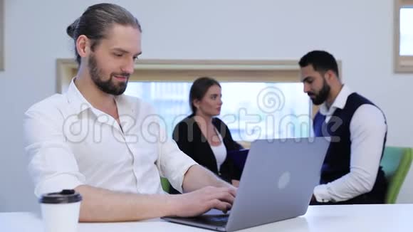 在办公室从事计算机工作的商人商界人士视频的预览图
