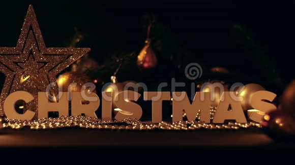 圣诞和节日装饰品花环和新年树上的球视频的预览图