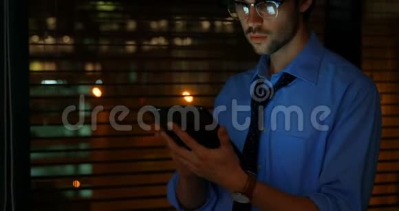 男性高管在手机4k通话时使用数码平板电脑视频的预览图