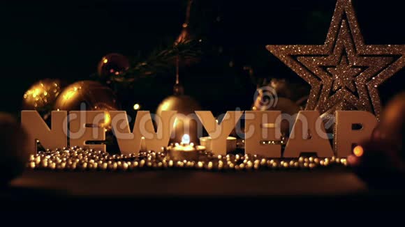 圣诞树上的新年和节日装饰品花环和球视频的预览图