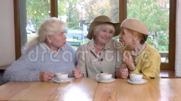 三位高级女士在餐桌上视频的预览图