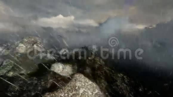 在大雨下的山顶上建造视频的预览图