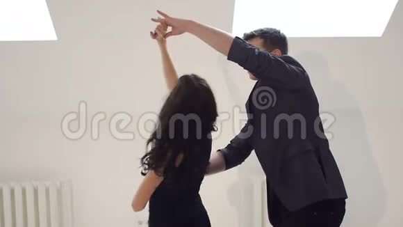 双人跳巴切塔或拉丁交际舞视频的预览图