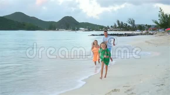 爸爸和孩子们享受海滩暑假视频的预览图