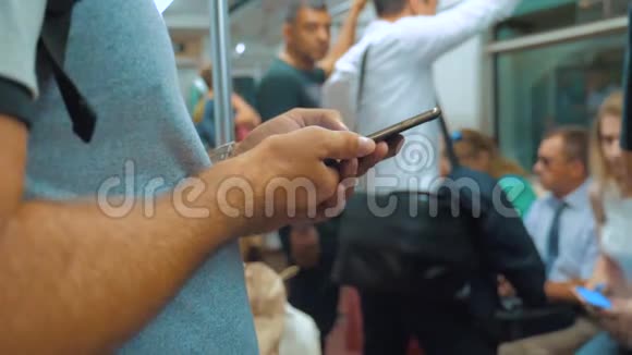 休闲男子从手机智能手机屏幕上阅读而生活方式则是乘坐地铁旅行的航海家视频的预览图
