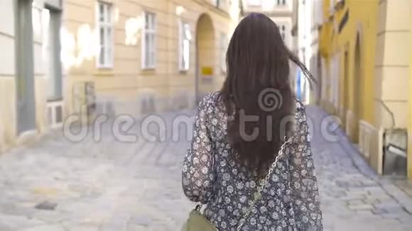 在城里散步的女人意大利城市户外吸引人的年轻游客视频的预览图