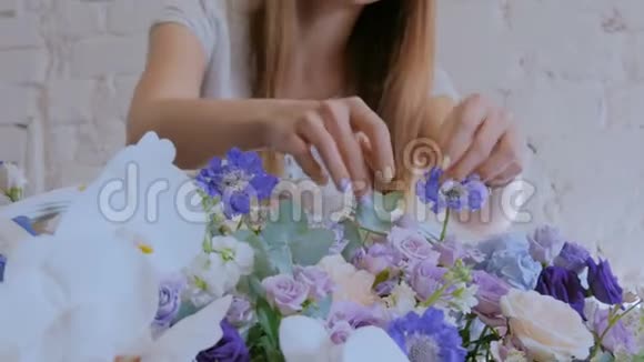 花商在花店里做花篮视频的预览图