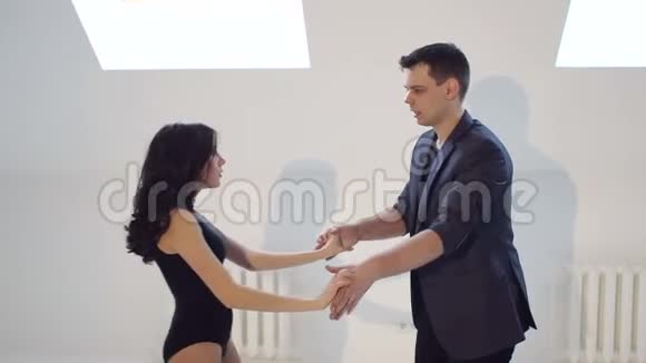 双人跳巴切塔或拉丁交际舞视频的预览图