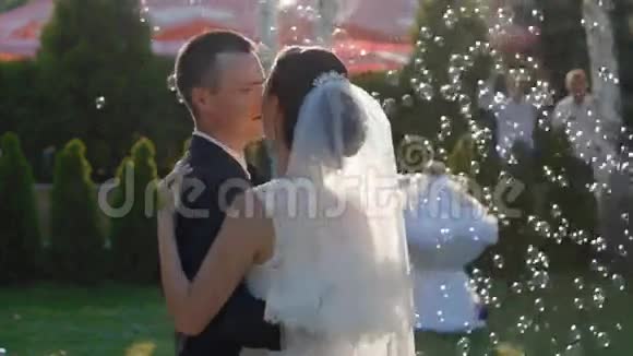 新娘和新郎参加婚礼舞会视频的预览图