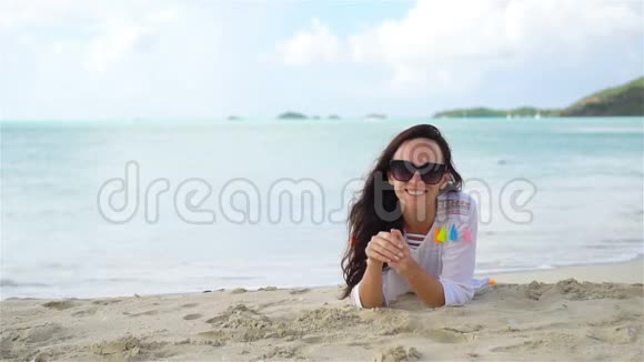 热带假日海滩上的年轻美女视频的预览图