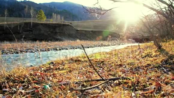 多利滑块拍摄了在森林附近的一条山河里飞溅的水潮湿的岩石和阳光水平稳定视频的预览图