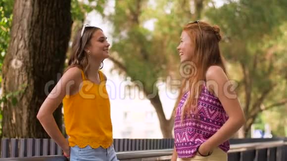 青少年女孩或朋友在夏季公园聊天视频的预览图