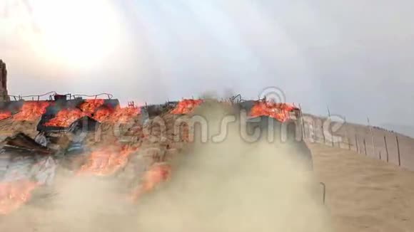 沙漠里的农场被沙尘暴烧着视频的预览图