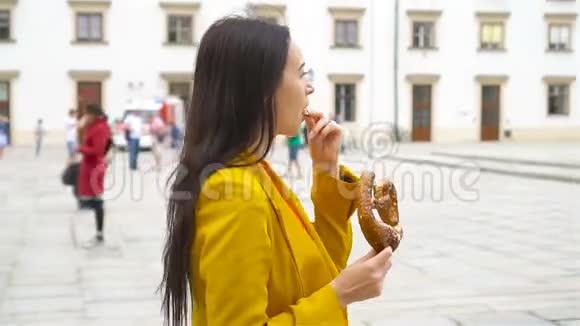 在城里散步的女人意大利城市户外吸引人的年轻游客视频的预览图