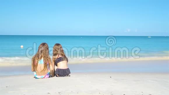 暑假期间海滩可爱的小姐姐们视频的预览图