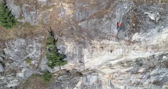 攀登岩石山4K视频的预览图