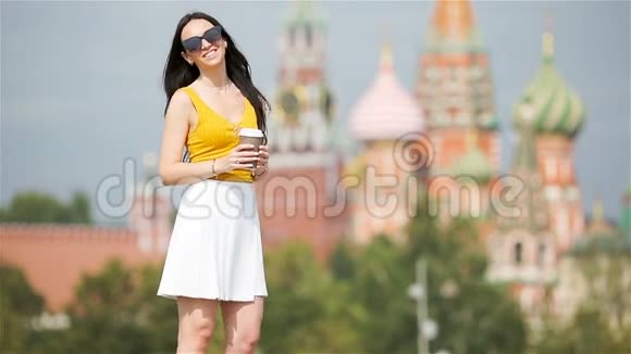 在欧洲城市喝咖啡的快乐年轻都市女性视频的预览图