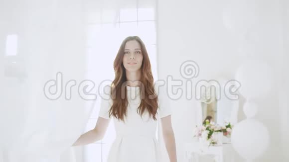 年轻漂亮的白衣女孩慢动作视频的预览图