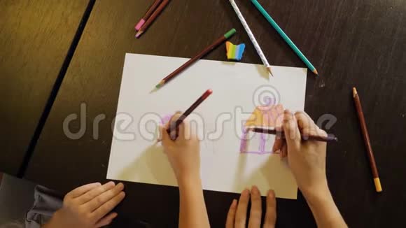 有个小女孩在画纸视频的预览图