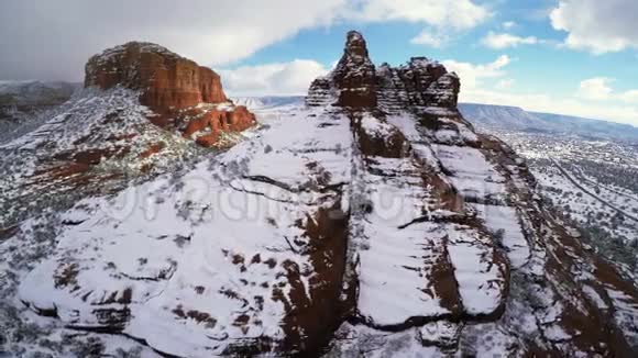 红岩上的雪视频的预览图
