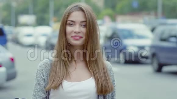 美丽的年轻女子走在街上视频的预览图
