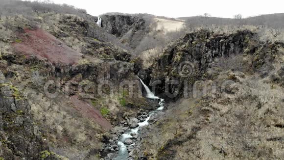 冰岛的宁静瀑布视频的预览图