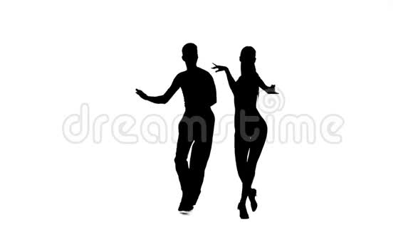 剪影夫妇职业舞者表演桑巴白色背景慢动作视频的预览图