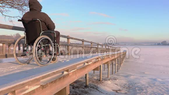 坐轮椅的残疾人和助手视频的预览图