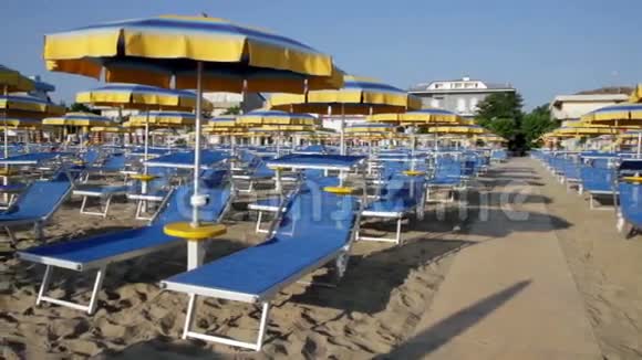 亚得里亚海海滩雨伞和日光浴床视频的预览图