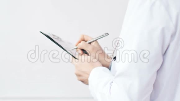 医生在医院的剪贴板上写处方视频的预览图