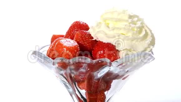 甜点草莓加鲜奶油视频的预览图