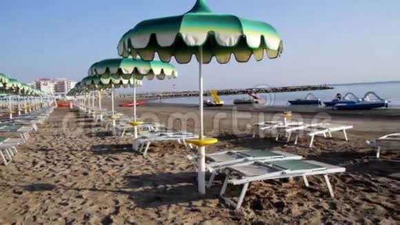 亚得里亚海海滩雨伞和日光浴床视频的预览图